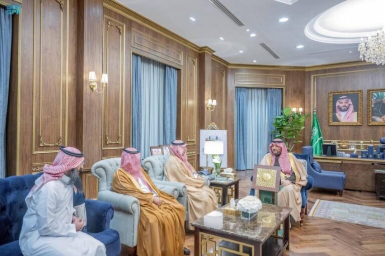 عام / أمير الحدود الشمالية يتسلّم التقرير النصف سنوي للجمعية التعاونية للخدمات الصحية للعام 2024